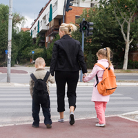 Родителей могут обязать размещать на верхней одежде детей и на детской коляске световозвращающие элементы