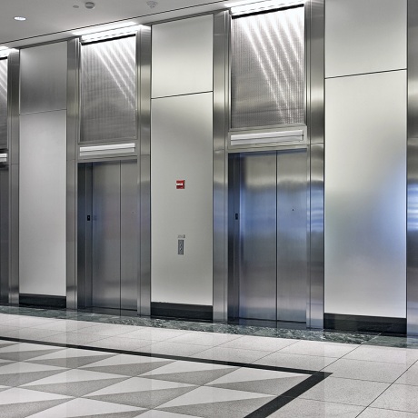 Роструд: работодатель обязан обеспечивать условия для использования лифтов даже после окончания рабочего времени лифтеров