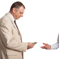 Разъяснено, когда организация может учесть в расходах убытки, компенсируемые ей сотрудником