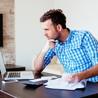 Работник получает зарплату в двух филиалах: где платить НДФЛ и страховые взносы?