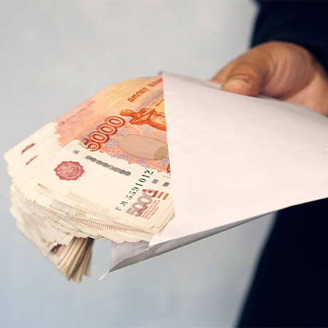 Налогоплательщиков предупредили о последствиях получения зарплаты в конвертах