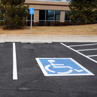 Право парковаться на местах для инвалидов могут предоставить водителям, перевозящим инвалидов