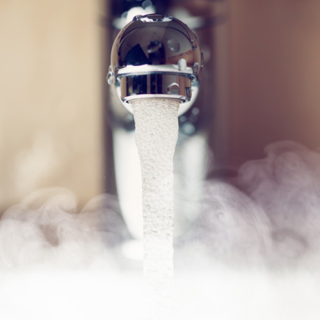 РСО должна за свой счет проложить обратный циркуляционный трубопровод от ЦТП до МКД, если горячая вода на входе в дом холоднее 60 градусов