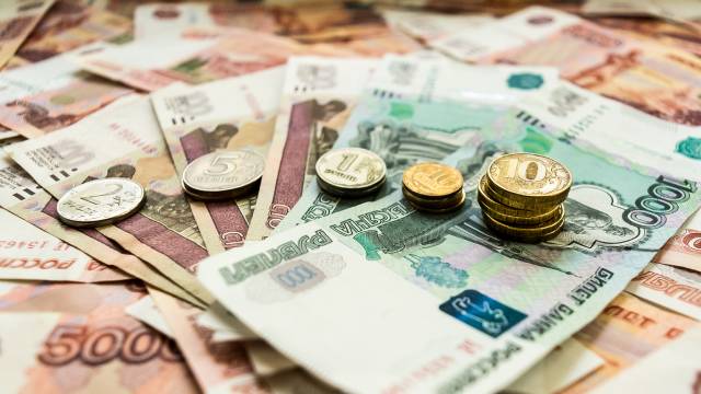 Работодатель не вправе удерживать из зарплаты сотрудника суммы за опоздания