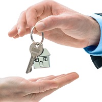 Отсутствие статуса налогового резидента РФ у физлица не препятствует освобождению от НДФЛ при получении в дар квартиры от близкого родственника