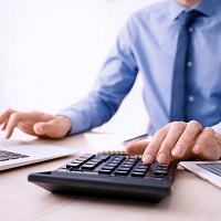 Плательщики взносов по пониженным тарифам по-прежнему не начисляют 10% с выплат, превышающих лимит базы по ОПС