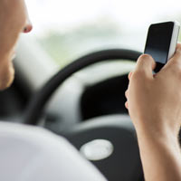 Водителям могут запретить отправлять SMS и пользоваться соцсетями через телефон