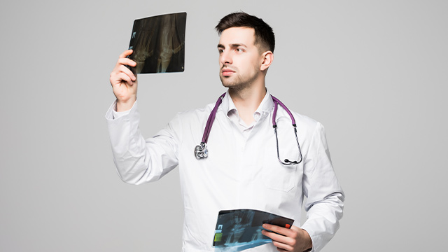 Доплаты врачам за раннее выявление онкозаболеваний сохранят до конца 2028 года