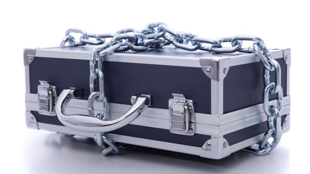 Причастным к терроризму и диверсиям начнут блокировать банковские операции