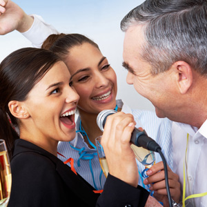 Может ли компания свободно исполнять на корпоративе написанный работником гимн?