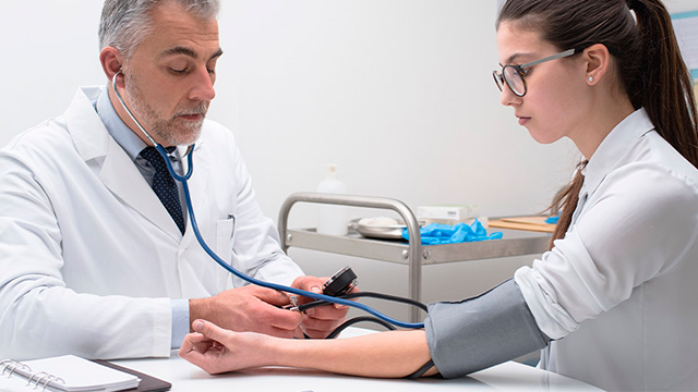 Роструд разъяснил особенности медосмотров при изменении условий труда после СОУТ