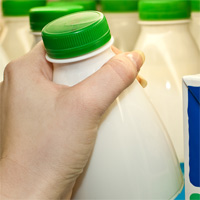 Минфин России: выдача молока сотрудникам, занятым на "вредных" работах, не облагается НДФЛ
