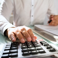 В целях налога на прибыль и НДС приобретение смартфонов для работников необходимо обосновать