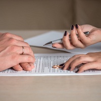 Выплаты супругов при разводе облагаются НДФЛ, только если они производятся на основании соглашения, и в ЗАГСе есть запись о разводе