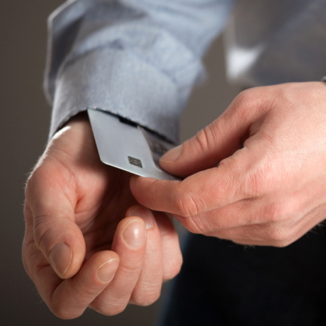 Банк России выделил признаки карт и электронных кошельков, вовлеченных в теневой бизнес