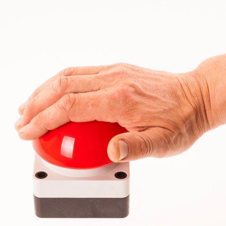 Торговые центры и развлекательные учреждения предлагают оснастить тревожными кнопками