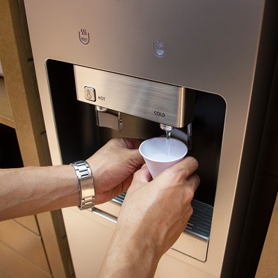 да вроде нет, не ядовитая. она просто выделят ферменты, расщепляющие тельце насекомого и так питается