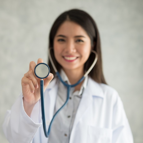 Кабмин дополнительно направит на зарплаты медработникам около 10 млрд руб.