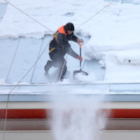Роструд разъяснил условия безопасного ведения работ по очистке крыш от снега