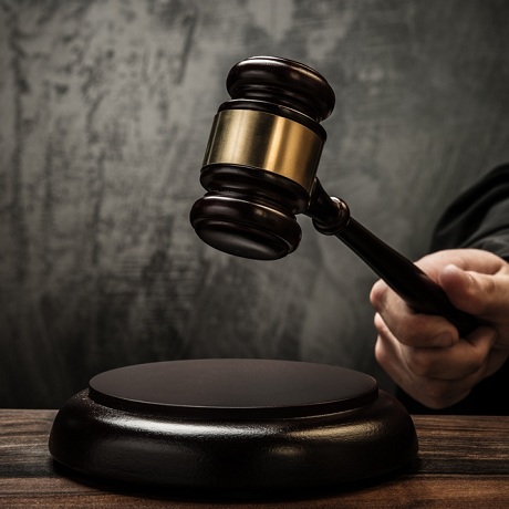 КC РФ: нельзя отказывать давно живущим в стране иностранцам в продлении вида на жительство из-за формальностей