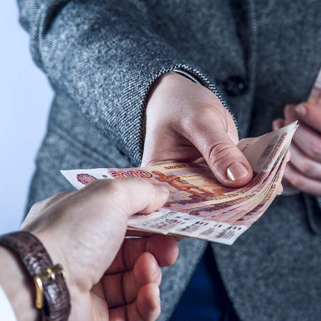 При сокращении совместителя средний заработок за ним не сохраняется, если он продолжает трудиться по основному месту работы