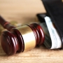 Суды признают законным установление разных окладов по одной должности