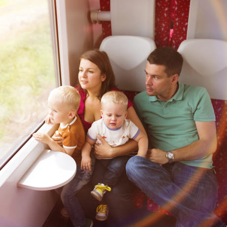 С 22 июня 2022 года пассажиры пригородных поездов смогут бесплатно провозить с собой детей в возрасте до 7 лет