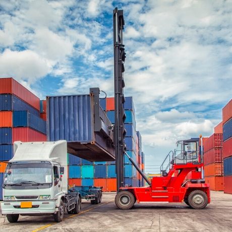 Утверждены новые ставки таможенных сборов за совершение таможенных операций, связанных с выпуском товаров