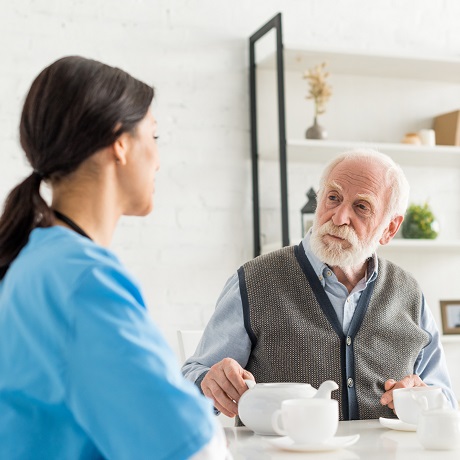 Граждан, ухаживающих за инвалидами и пожилыми людьми, будут персонально информировать о мерах соцподдержки