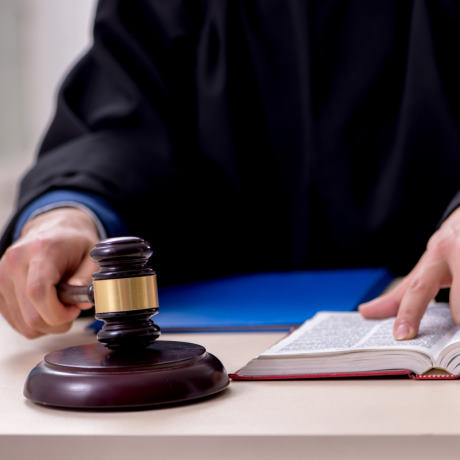 Наложение административного штрафа за нарушения, допущенные при исполнении госконтракта, не исключает взыскания неустойки