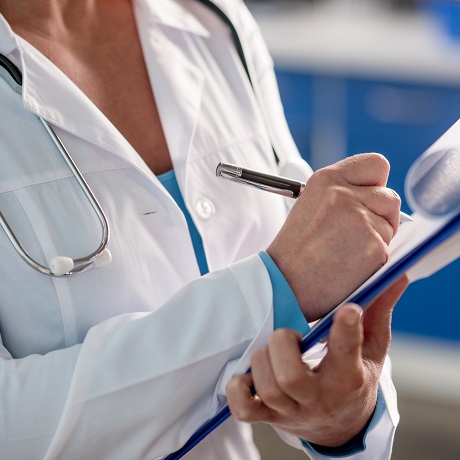 Допускать медработников к профессиональной деятельности планируется на основании фиксации факта об аккредитации в федеральном регистре