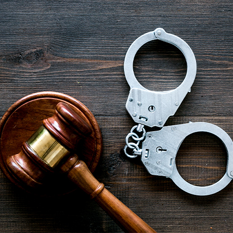 КС РФ назвал критерии продления ареста обвиняемого на время ознакомления с делом