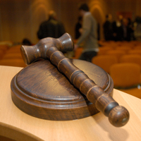 Работников аппаратов судов могут наделить статусом судебных служащих