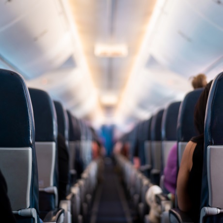 В Госдуме рассмотрят повышенные штрафы за курение на борту самолета