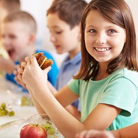 Роспотребнадзор утвердил рекомендации по питанию детей и подростков в организованных коллективах