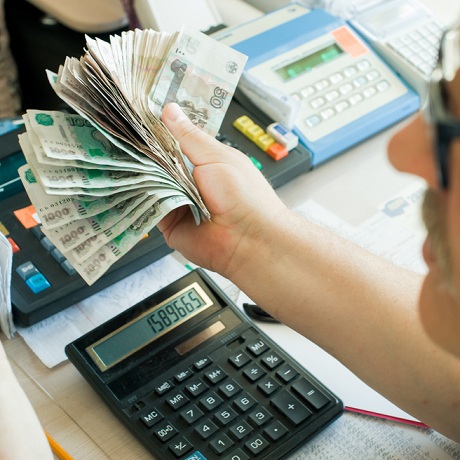 Часть заработной платы должника может стать неприкосновенной для приставов