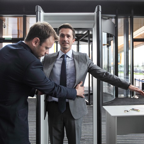 КС РФ не усмотрел неконституционности в проведении личного досмотра адвоката при входе в здание ОВД