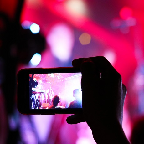 Суд не посчитал аморальным проступком съемку работником дебоша на телефон