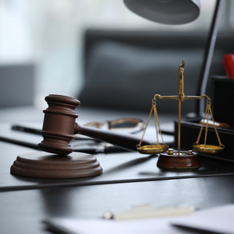 Доказать связь между неправильной формулировкой основания увольнения и невозможностью трудоустройства должен работник