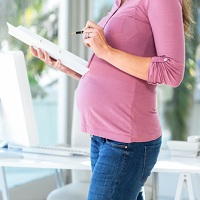Возможно, работодателей обяжут оплачивать уволенным беременным сотрудницам листок нетрудоспособности