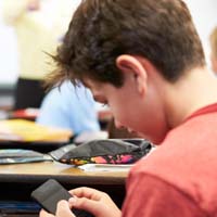 Учащимся могут запретить пользоваться мобильными устройствами в школе