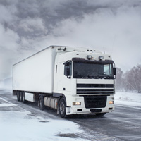 Предлагается в обязательном порядке комплектовать грузовики цепями противоскольжения в зимний период