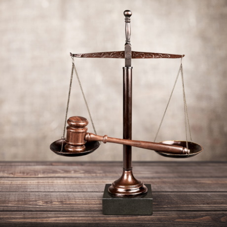 Сотрудник в последний день согласился на перевод — суд не взыскал выходное пособие