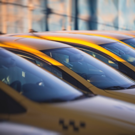 Госдума приняла закон с требованиями к локализации автомобилей такси