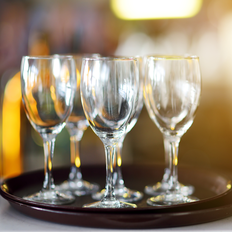 В Подмосковье ограничили продажу алкоголя в барах и кафе в МКД до 2 часов в день