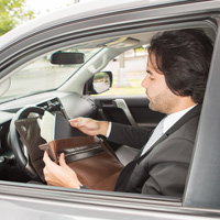 Автомобиль могут запретить забирать на штрафстоянку в случае отсутствия у водителя при себе водительских прав