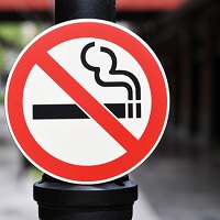 Работодатель может запретить курение в рабочее время вне зависимости от места нахождения работника