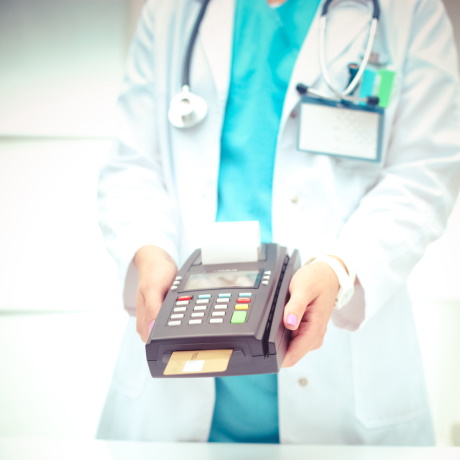 ОМС-оплата специализированной плановой медпомощи — только по направлению от врача той поликлиники, к которой прикреплен пациент