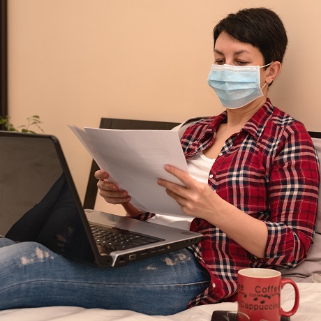 Работодателей обязали уведомлять прибывших в РФ работников о соблюдении самоизоляции до получения результатов ПЦР-тестов на COVID-19