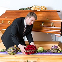 Размер социального пособия на погребение могут увеличить в три раза